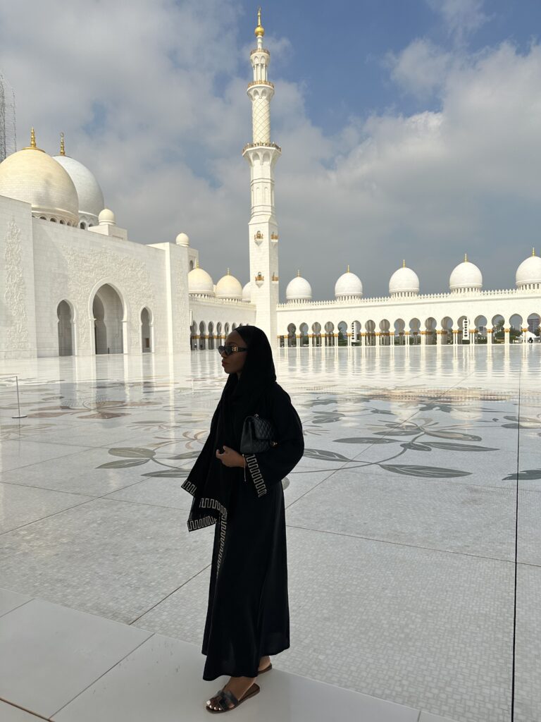 Dressing to visit Mosque in Abu Dhabi - 10 tips to consider for your travel fashion -