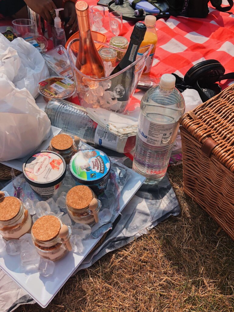 Picnic in a London park